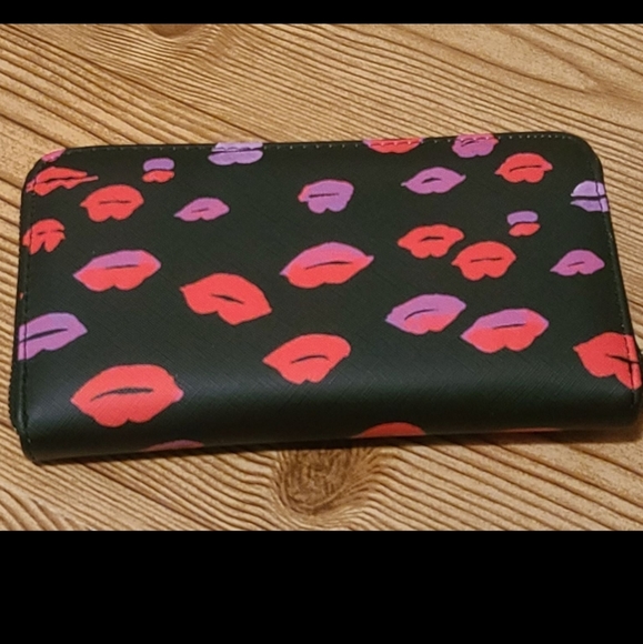 Betsey Johnson Lip Wallet Wristlet - Picture 3 of 5